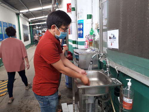 Bảo đảm an to&agrave;n t&iacute;nh mạng, sức khỏe của người lao động m&ugrave;a dịch bệnh - Ảnh 1.