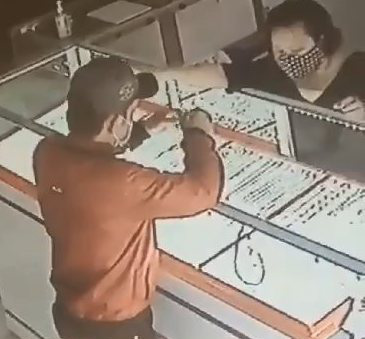 Nam thanh niên vào tiệm vàng ở Củ Chi giật 2 sợi dây chuyền