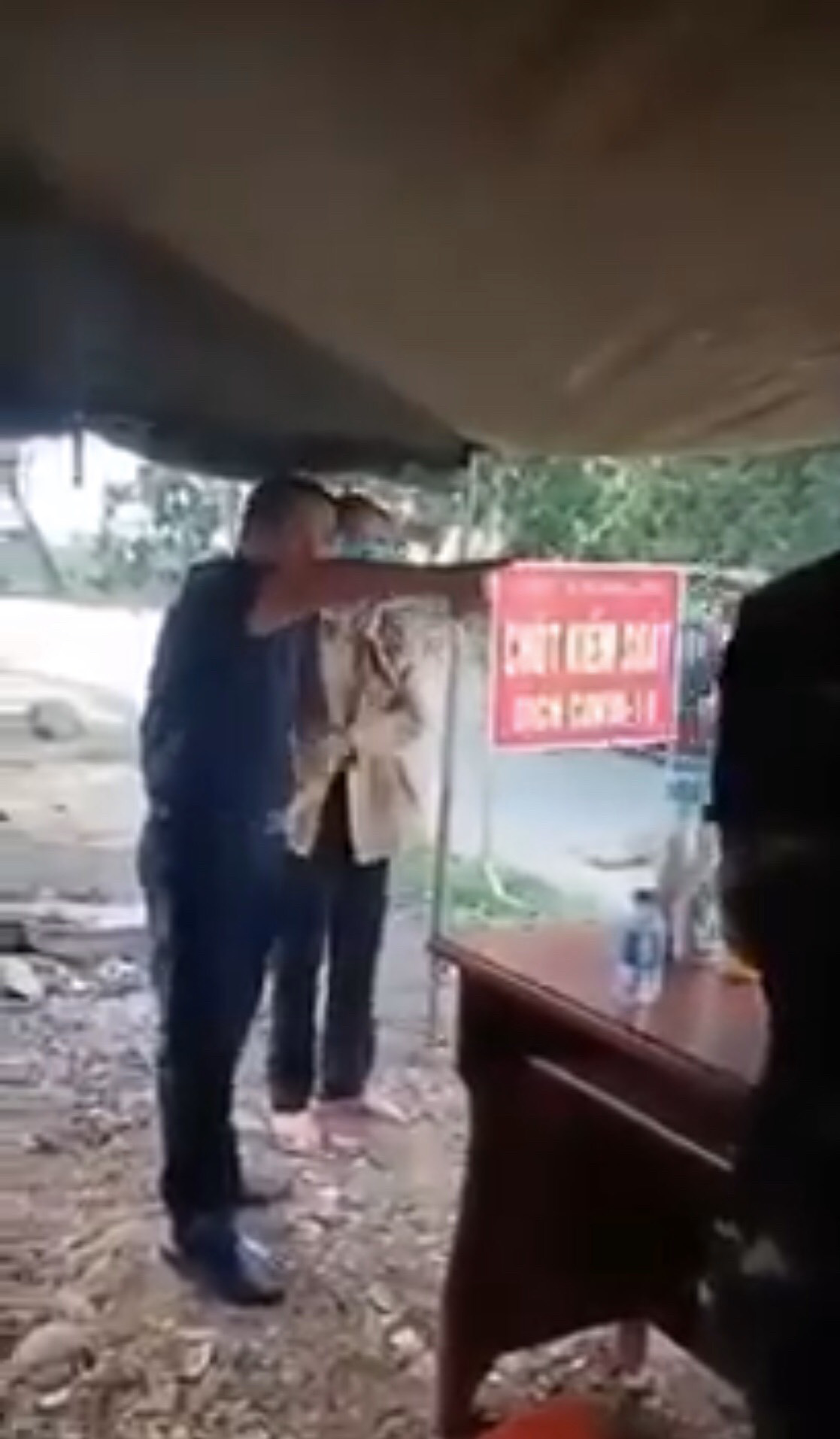 Tạm đình chỉ công tác Phó Chủ tịch HĐND chống đối đo thân nhiệt - Ảnh 1.
