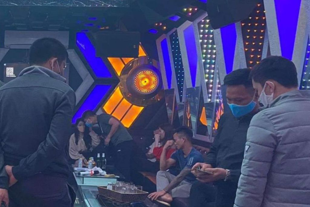 11 thanh ni&ecirc;n mở tiệc sinh nhật bằng ma t&uacute;y, th&aacute;c loạn tập thể trong qu&aacute;n karaoke - Ảnh 1.