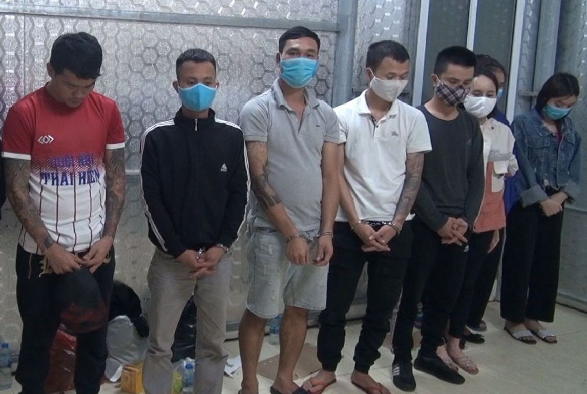 11 thanh ni&ecirc;n mở tiệc sinh nhật bằng ma t&uacute;y, th&aacute;c loạn tập thể trong qu&aacute;n karaoke - Ảnh 2.