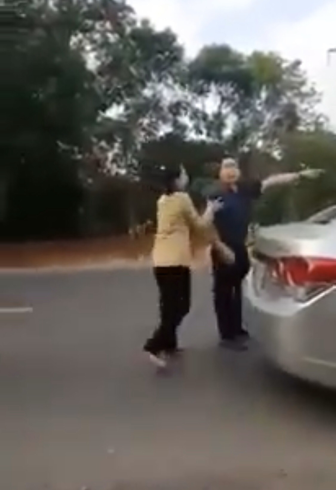 Tạm đình chỉ công tác Phó Chủ tịch HĐND chống đối đo thân nhiệt - Ảnh 3.