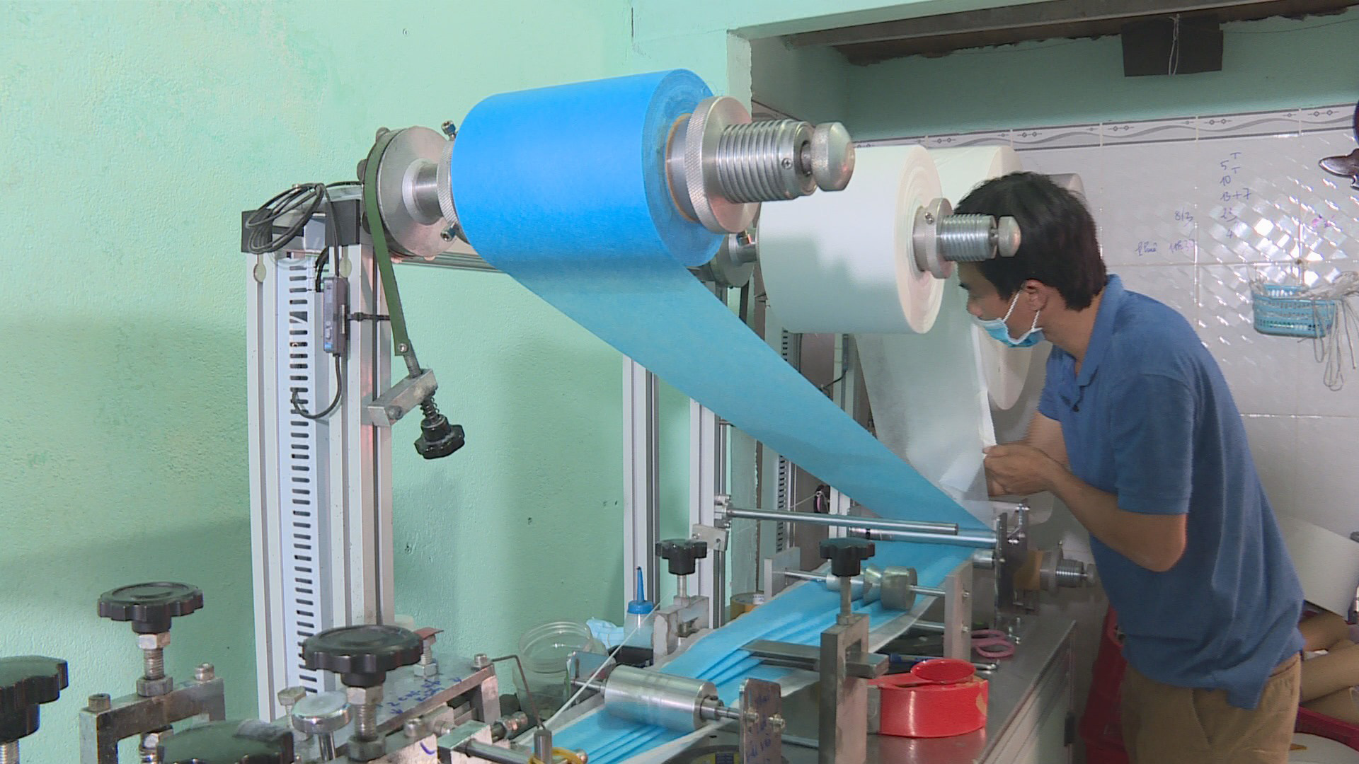 Thu giữ 50.000 khẩu trang vi phạm - Ảnh 2.