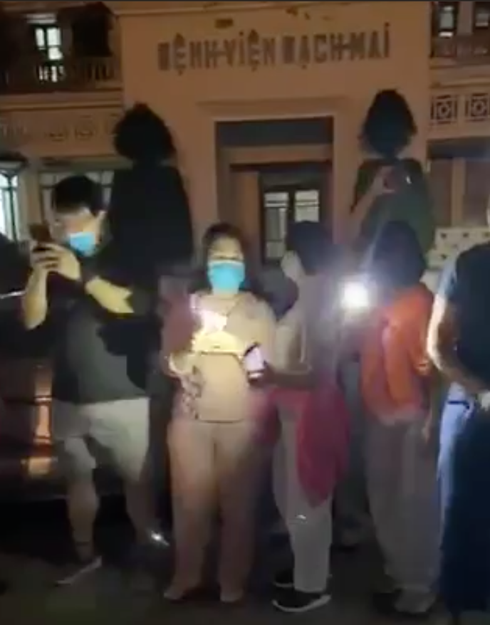 Bộ Y tế y&ecirc;u cầu Bệnh viện Bạch Mai b&aacute;o c&aacute;o việc tụ tập đ&ocirc;ng người, kh&ocirc;ng đeo khẩu trang - Ảnh 2.