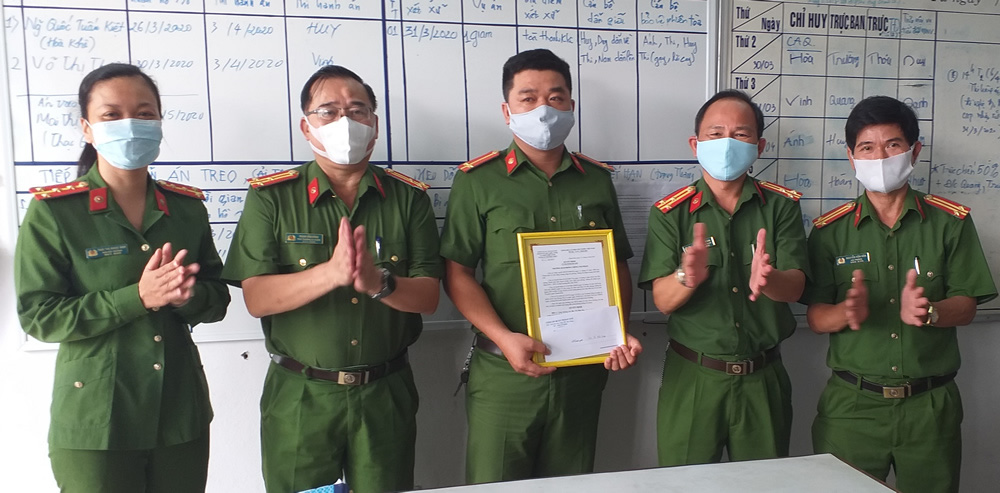 Đối tượng Nguyễn Huy T&ugrave;ng bị bắt trước sự ngỡ ng&agrave;ng của nhiều người - Ảnh 1.