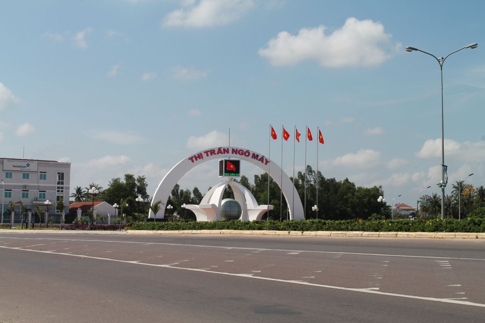 B&igrave;nh Định: Truy t&igrave;m chiếc &ocirc; t&ocirc; t&ocirc;ng chết 2 người rồi bỏ chạy - Ảnh 1.