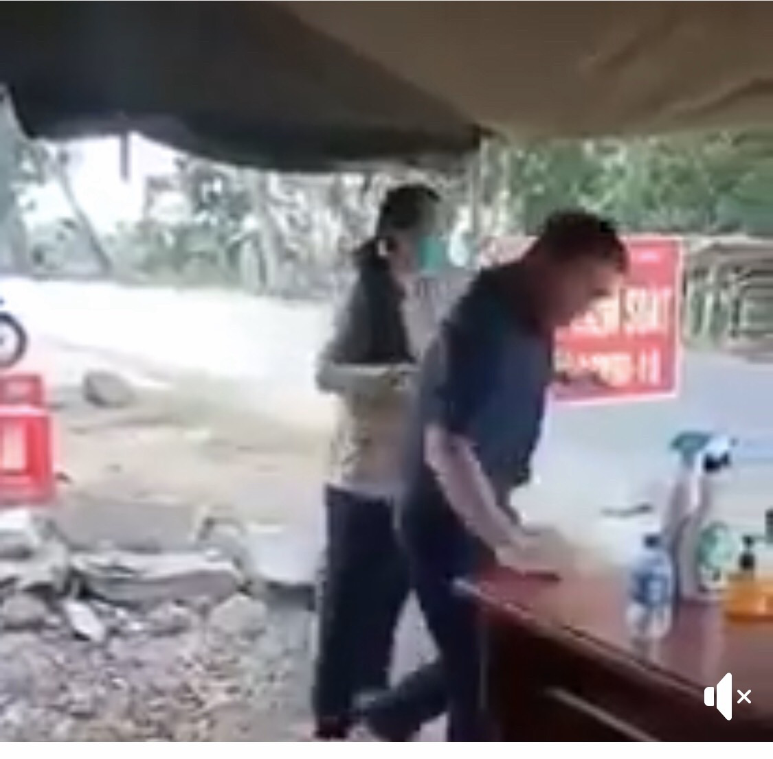 Tỉnh ủy B&igrave;nh Phước họp b&aacute;o khẩn vụ Ph&oacute; Chủ tịch HĐND huyện chống đối đo th&acirc;n nhiệt - Ảnh 5.
