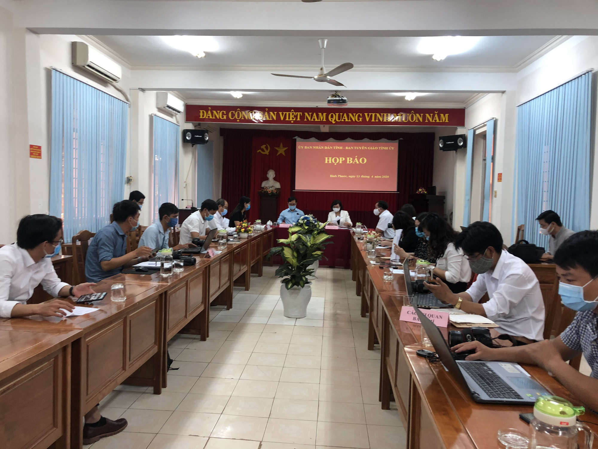 Tỉnh ủy B&igrave;nh Phước họp b&aacute;o khẩn vụ Ph&oacute; Chủ tịch HĐND huyện chống đối đo th&acirc;n nhiệt - Ảnh 1.