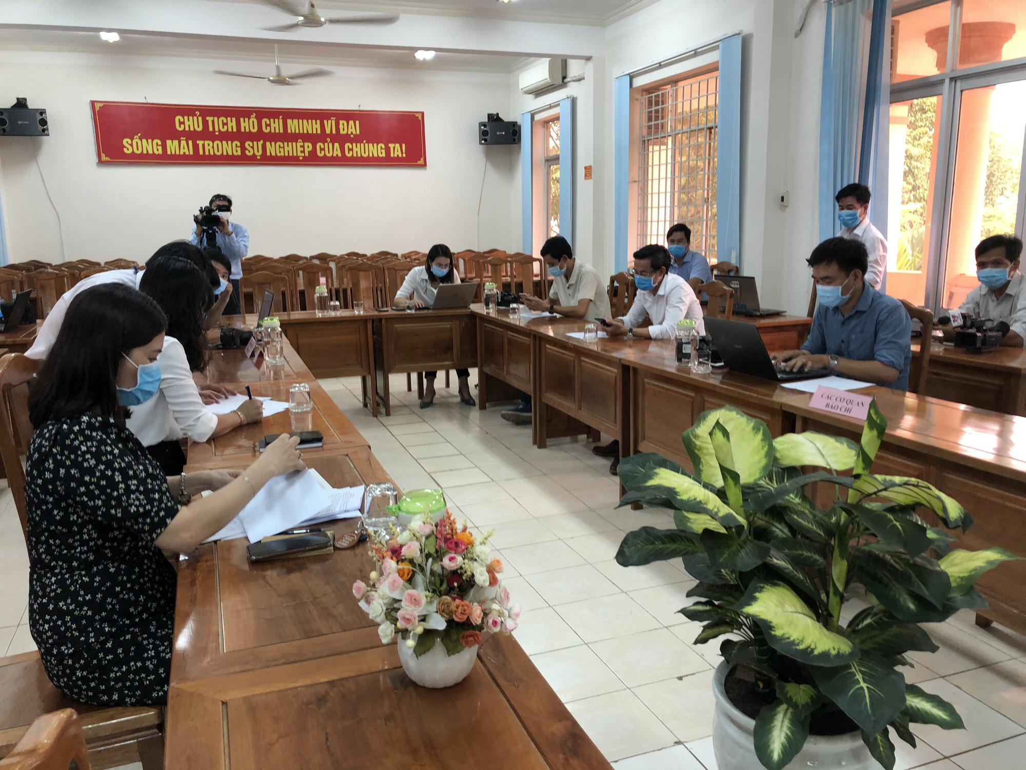 Tỉnh ủy B&igrave;nh Phước họp b&aacute;o khẩn vụ Ph&oacute; Chủ tịch HĐND huyện chống đối đo th&acirc;n nhiệt - Ảnh 2.