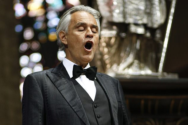 Danh ca khiếm thị Andrea Bocelli khiến hàng triệu người xúc động