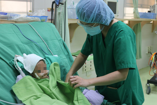 Bé trai chỉ nặng 7kg thoát chết ngoạn mục vì bị apso - Ảnh 1.
