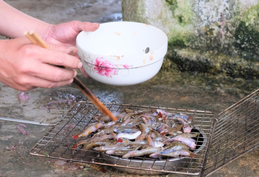 CLIP: L&iacute;nh bi&ecirc;n ph&ograve;ng băng rừng, lội suối chặn dịch Covid-19 nơi bi&ecirc;n giới - Ảnh 16.