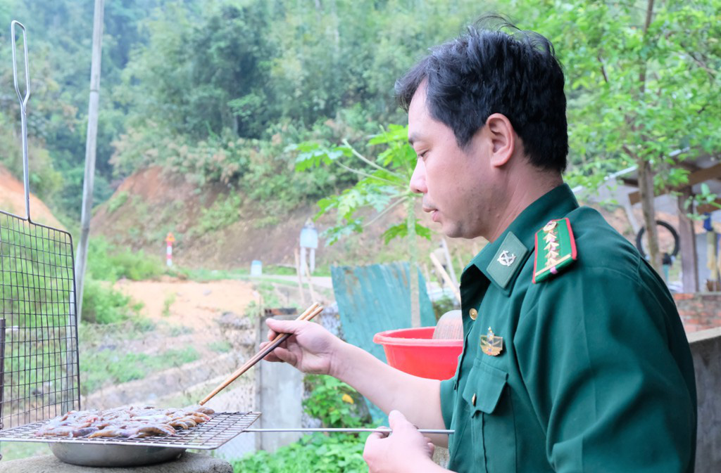 CLIP: L&iacute;nh bi&ecirc;n ph&ograve;ng băng rừng, lội suối chặn dịch Covid-19 nơi bi&ecirc;n giới - Ảnh 15.