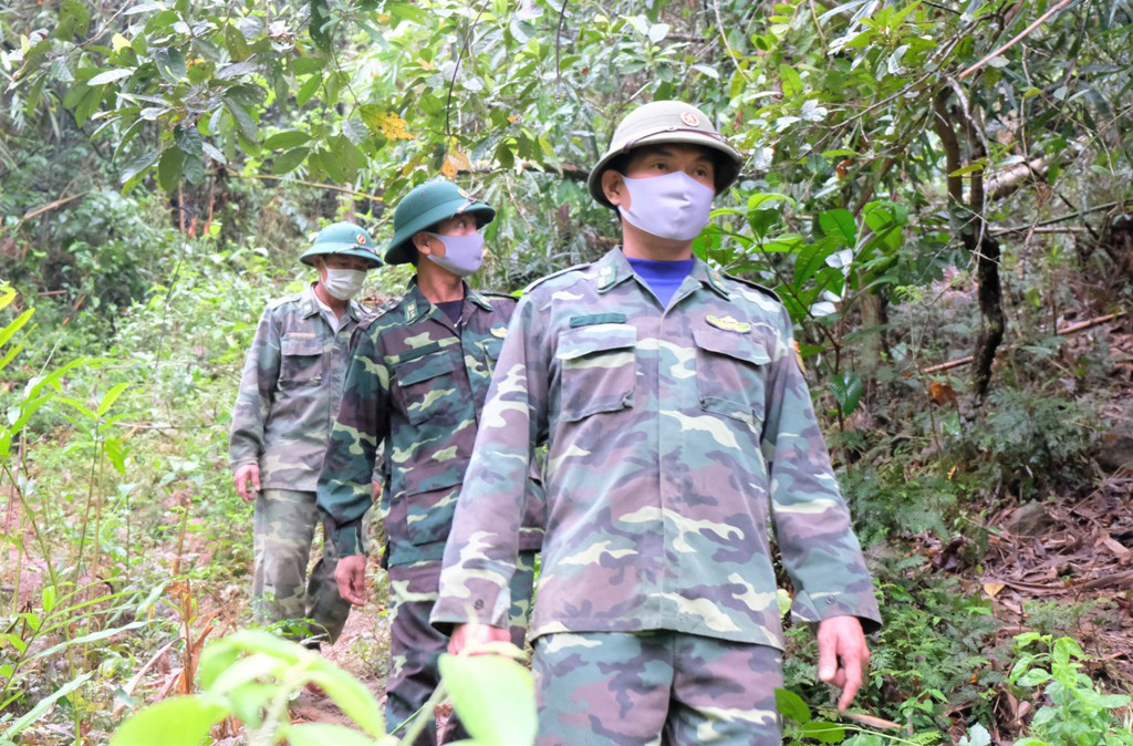 CLIP: L&iacute;nh bi&ecirc;n ph&ograve;ng băng rừng, lội suối chặn dịch Covid-19 nơi bi&ecirc;n giới - Ảnh 4.