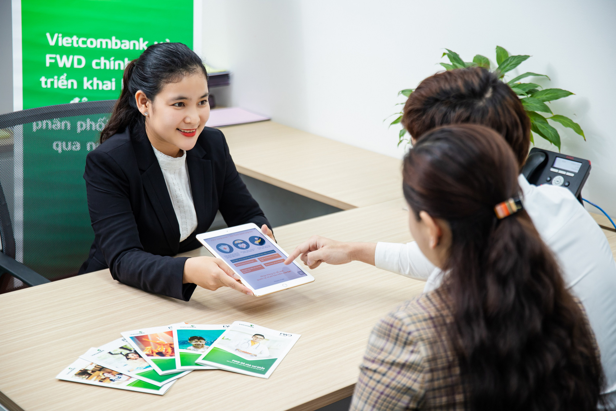 Vietcombank v&agrave; FWD hợp t&aacute;c ph&acirc;n phối bảo hiểm - Ảnh 1.