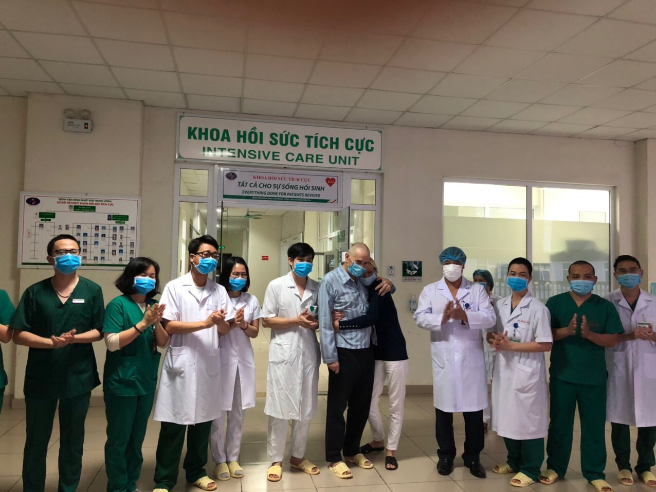 Bệnh nh&acirc;n người Anh từng rất nguy kịch được xuất viện về nước l&uacute;c 22 giờ đ&ecirc;m - Ảnh 2.