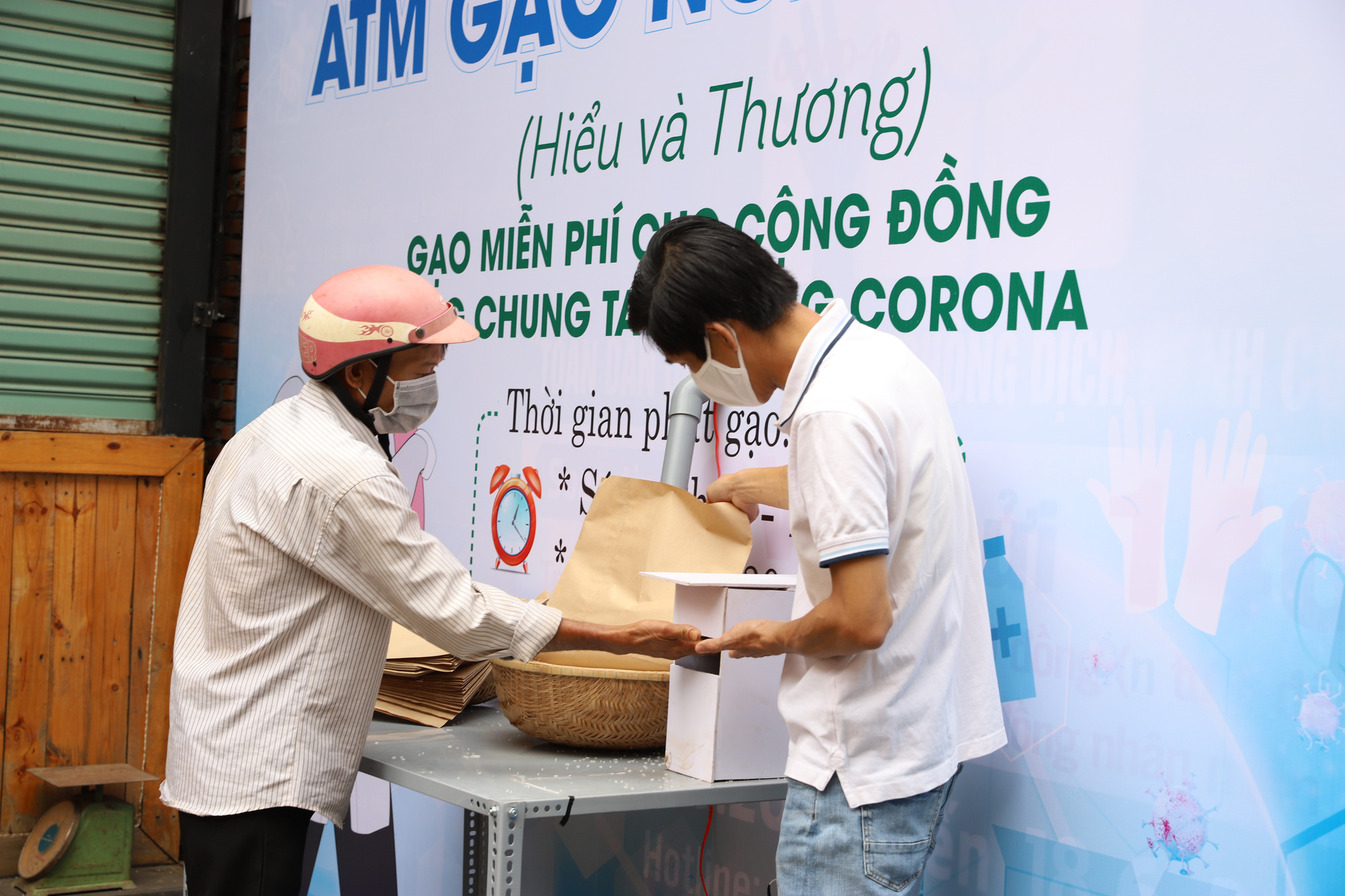 ATM gạo lan tỏa từ phố n&uacute;i đến l&agrave;ng biển - Ảnh 6.