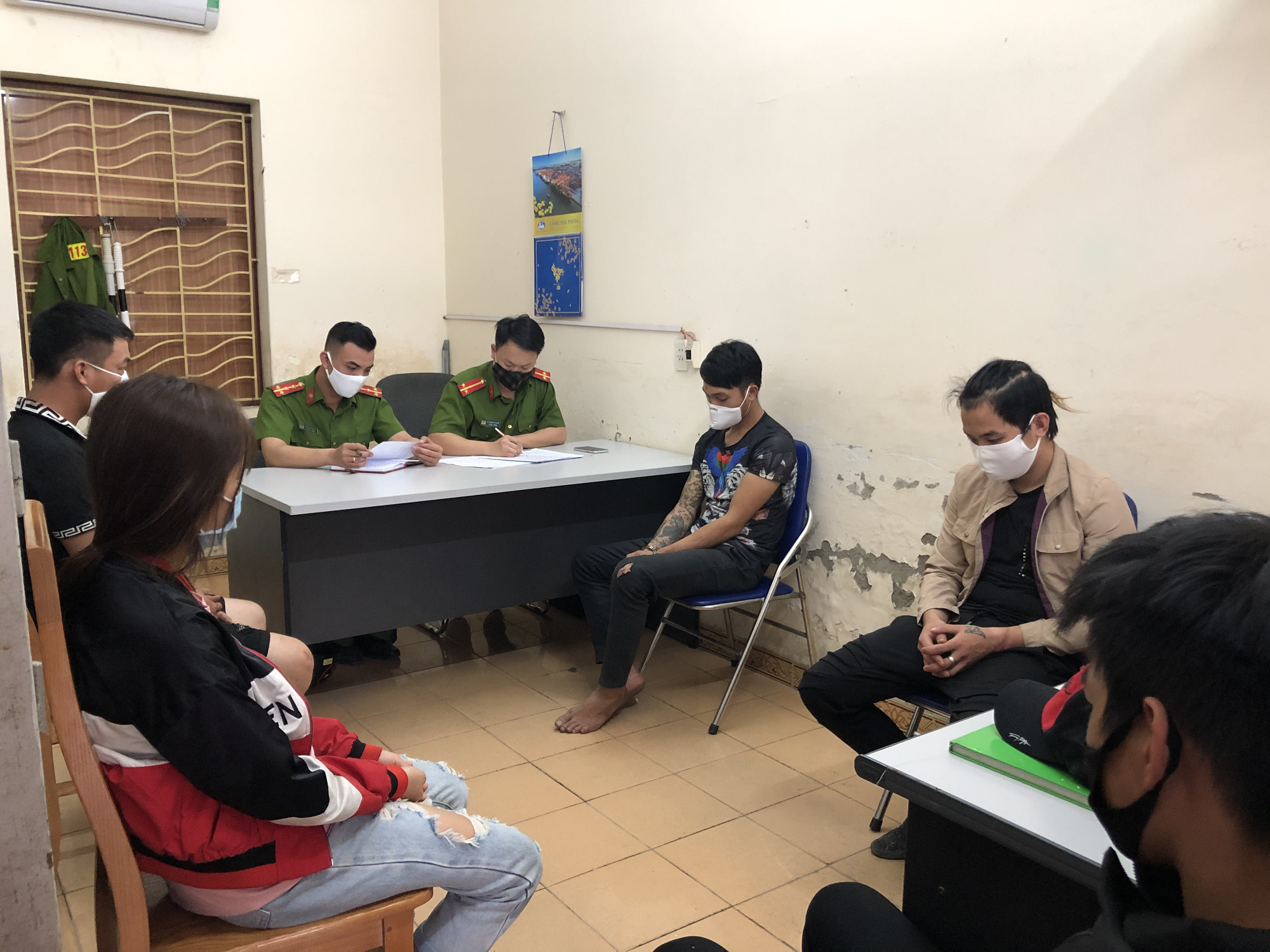 Hai nhóm côn đồ đất Cảng đuổi chém nhau náo loạn