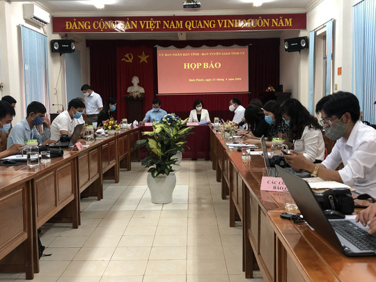 Tỉnh ủy B&igrave;nh Phước họp b&aacute;o khẩn vụ Ph&oacute; Chủ tịch HĐND huyện chống đối đo th&acirc;n nhiệt - Ảnh 4.
