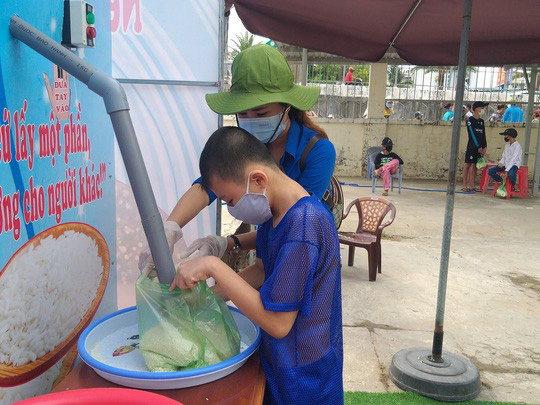 ATM gạo li&ecirc;n tục tu&ocirc;n chảy giữa những ng&agrave;y kh&oacute; khăn - Ảnh 10.
