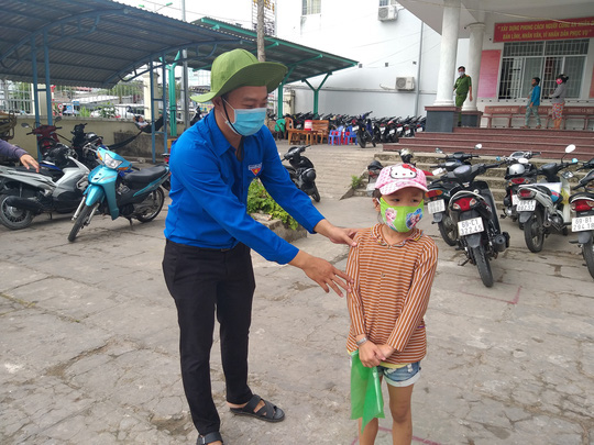 ATM gạo li&ecirc;n tục tu&ocirc;n chảy giữa những ng&agrave;y kh&oacute; khăn - Ảnh 13.