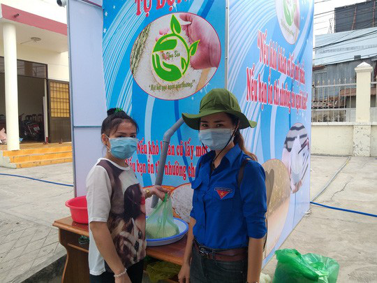 ATM gạo li&ecirc;n tục tu&ocirc;n chảy giữa những ng&agrave;y kh&oacute; khăn - Ảnh 14.