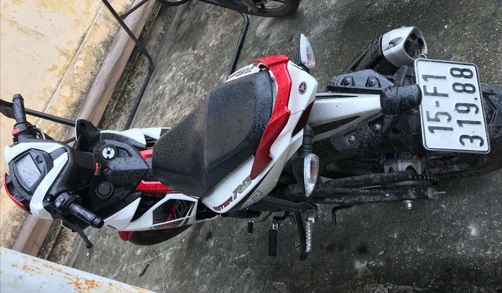 Nam thanh ni&ecirc;n rồ ga t&ocirc;ng thẳng xe m&aacute;y Exciter v&agrave;o cảnh s&aacute;t tại chốt kiểm dịch Covid-19 - Ảnh 2.