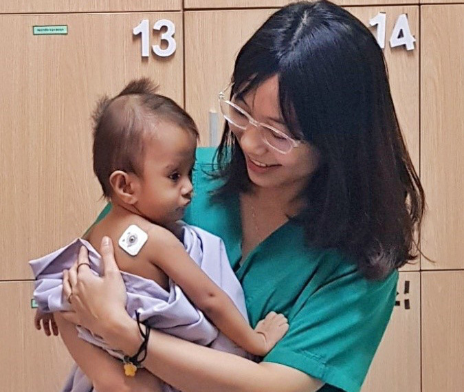 Bé trai chỉ nặng 7kg thoát chết ngoạn mục vì bị apso