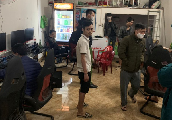 Bất chấp đang cách ly xã hội, quán game ở Móng Cái vẫn mở cửa đón khách