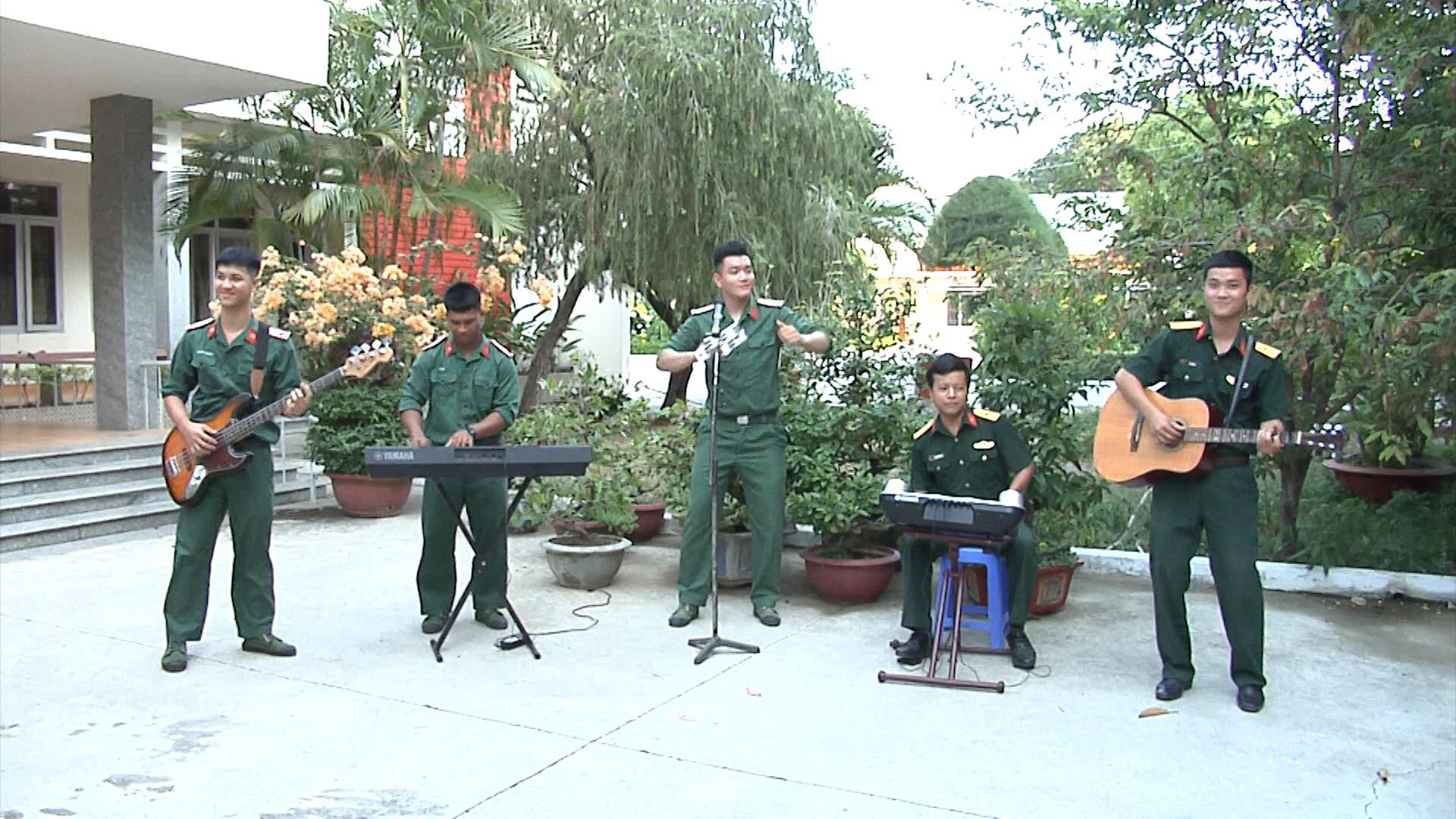 5 bộ đội trẻ ở Khánh Hòa gây sốt với bài hát phòng chống Covid-19