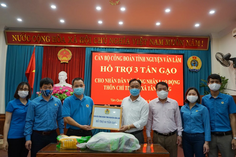 Công đoàn hỗ trợ hơn 3 tấn gạo cho khu dân cư đang cách ly do dịch Covid-19