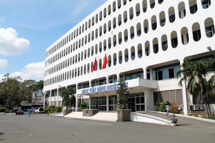 Phi công người Anh mắc Covid-19 tiên lượng còn nặng