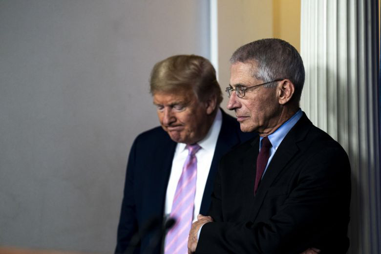 Covid-19: &Ocirc;ng Trump vừa đấm vừa xoa cố vấn y tế h&agrave;ng đầu Nh&agrave; Trắng - Ảnh 1.
