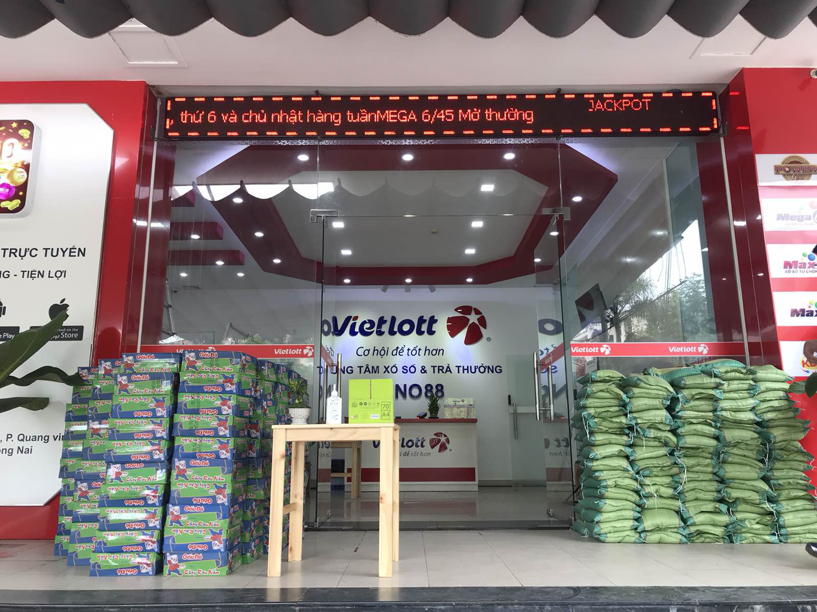 Vietlott hỗ trợ người nghèo chống dịch Covid-19 - Ảnh 1.
