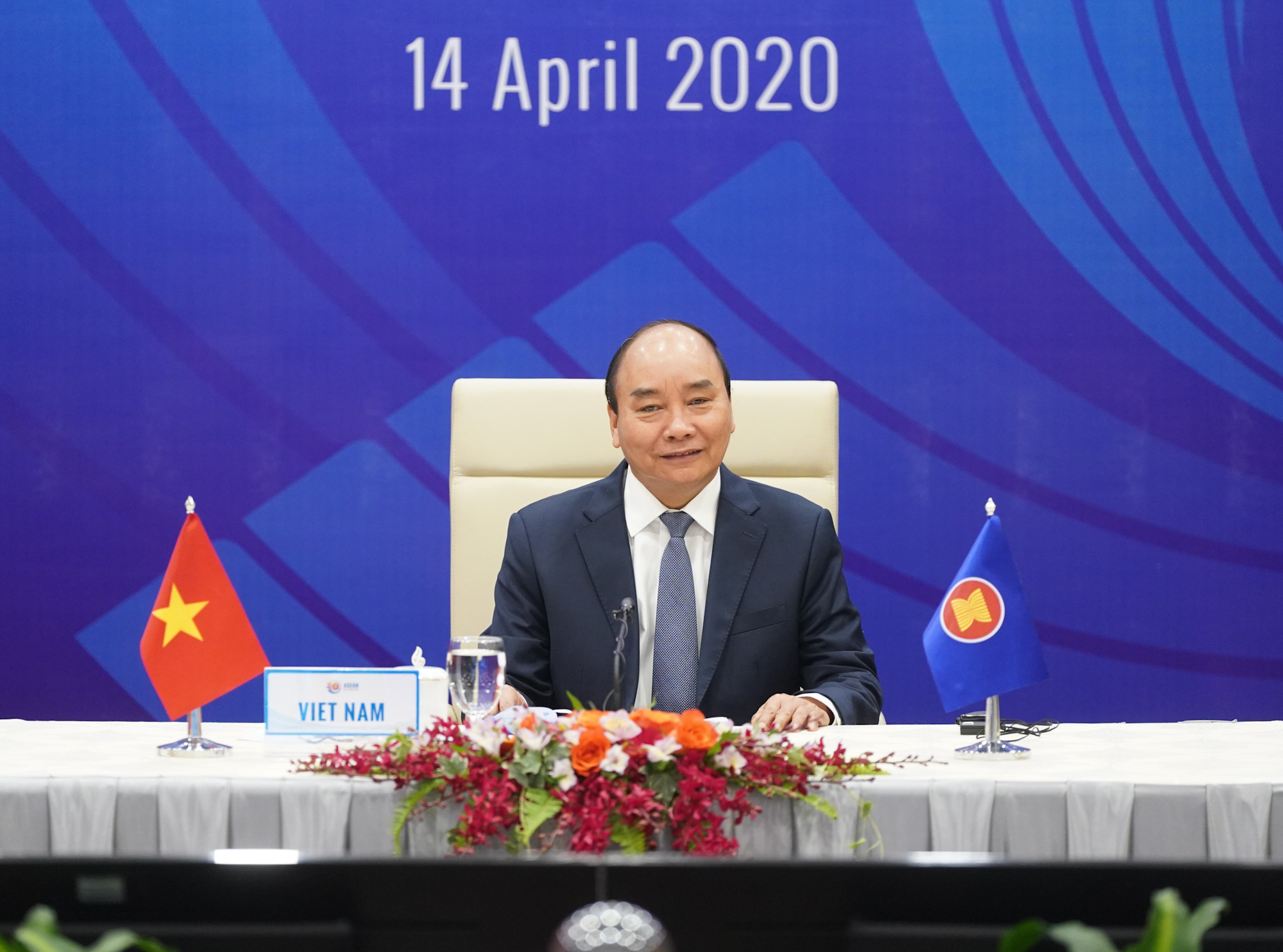 Cận cảnh Thủ tướng chủ trì Hội nghị cấp cao đặc biệt ứng phó Covid-19 - Ảnh 3.