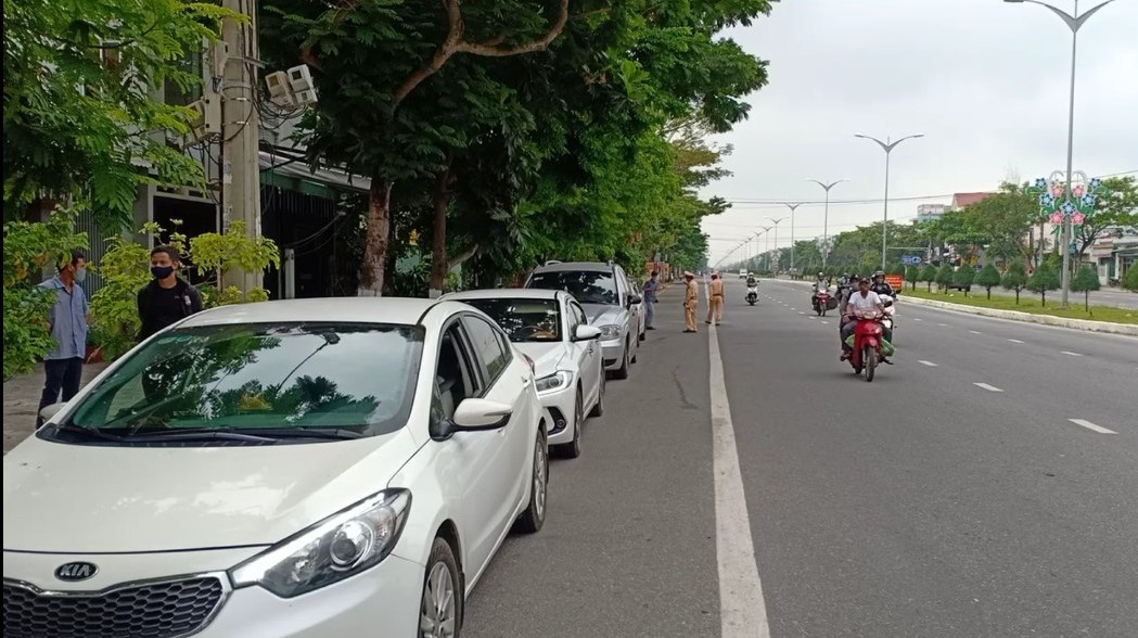 Vượt trạm kiểm dịch Covid-19, t&agrave;i xế &ocirc; t&ocirc; bị tước bằng l&aacute;i xe 2 th&aacute;ng - Ảnh 1.