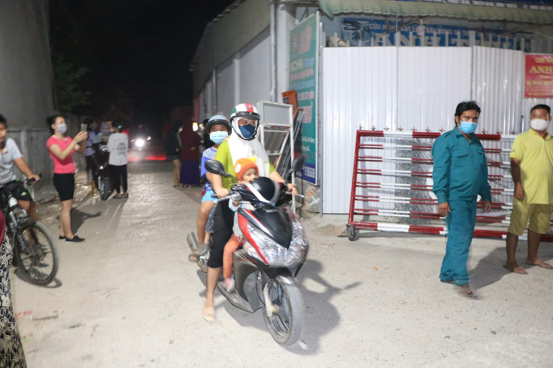 Ninh Thuận: Thôn Văn Lâm 3 tràn niềm vui khi được tháo dỡ phong tỏa - Ảnh 3.