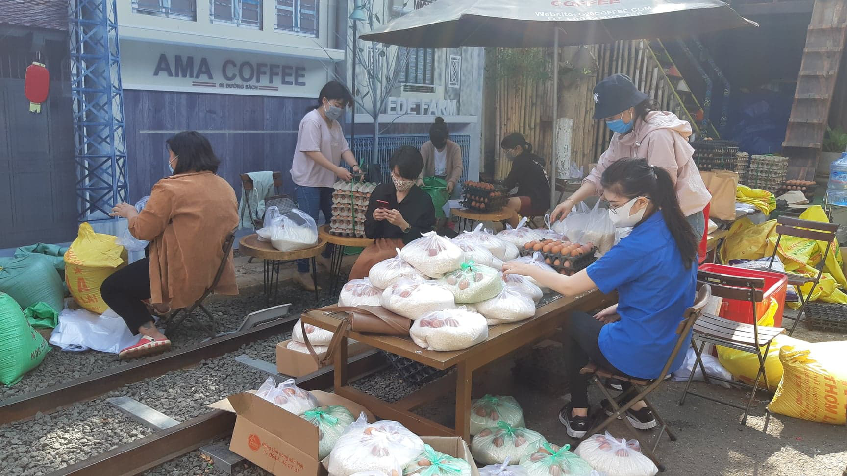 ATM gạo nay đã có thêm rau, trứng và mì - Ảnh 12.