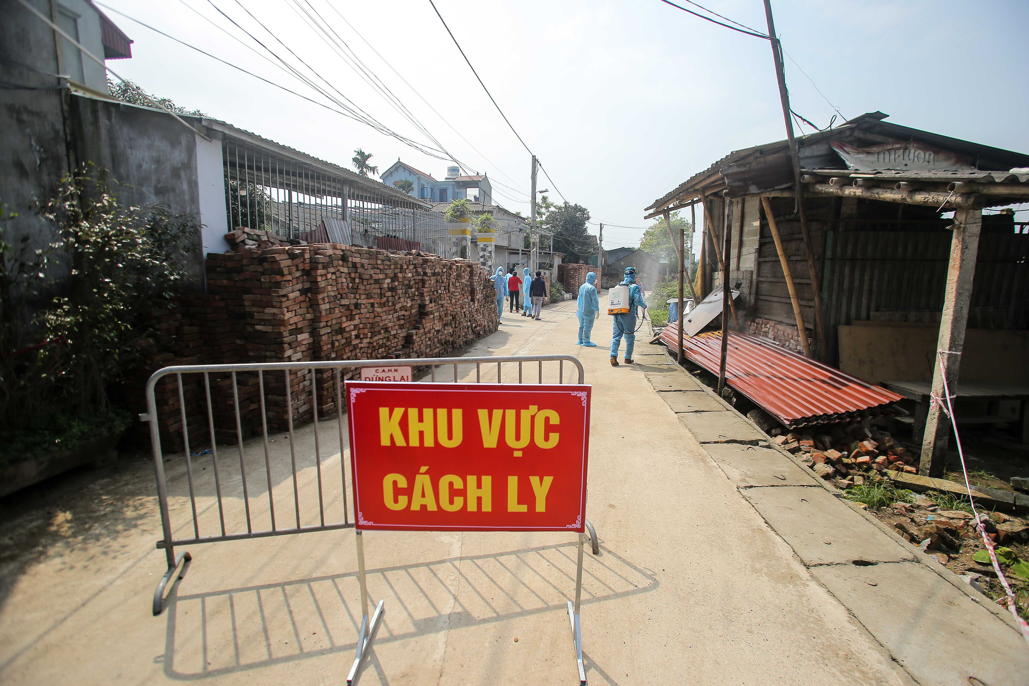 CLIP: Cận cảnh lập 10 chốt, phun khử khuẩn nơi bệnh nhân Covid-19 số 266 sinh sống - Ảnh 17.