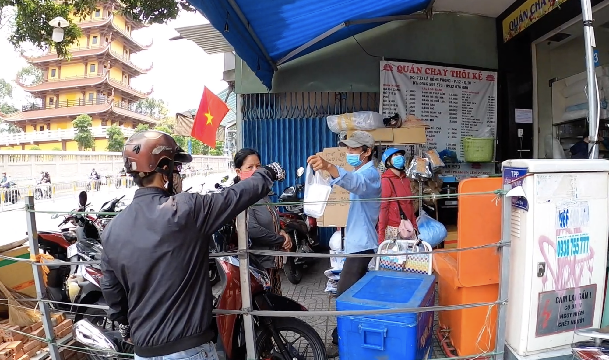 Ở nơi 1km2 c&oacute; đến 5 điểm ph&aacute;t cơm miễn ph&iacute;! - Ảnh 2.