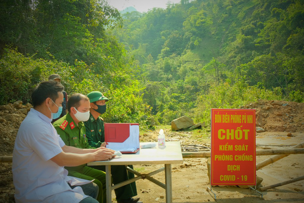 CLIP: Ngược suối t&igrave;m nguồn nước cho chốt chống dịch Covid-19 tại điểm n&oacute;ng ma t&uacute;y - Ảnh 1.