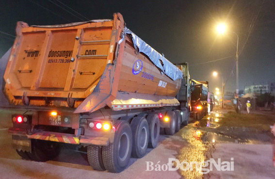 Đồng Nai: "Phục kích" bắt nhiều xe có dấu hiệu chở quá tải trong đêm