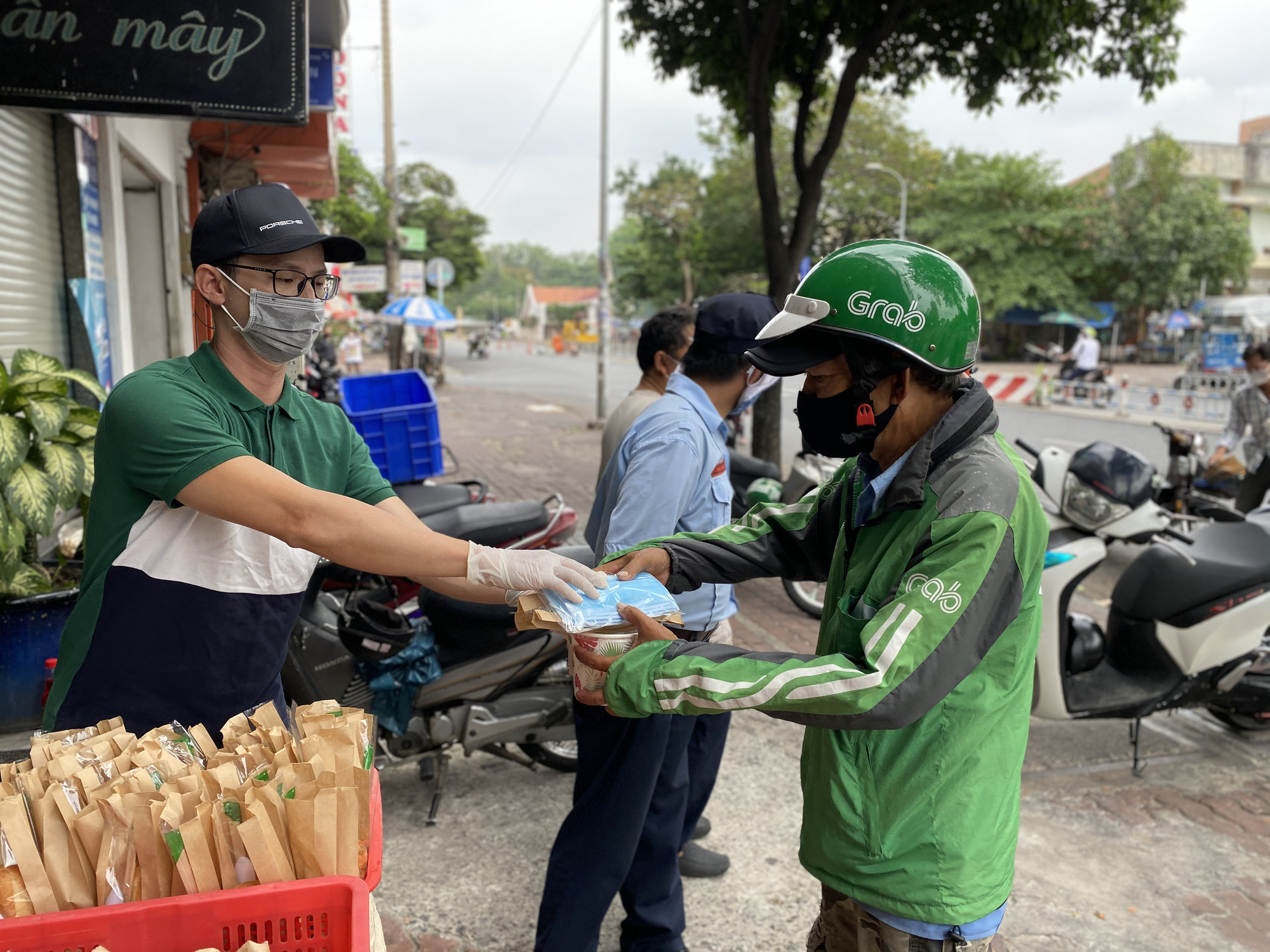 Ở nơi 1km2 có đến 5 điểm phát cơm miễn phí!