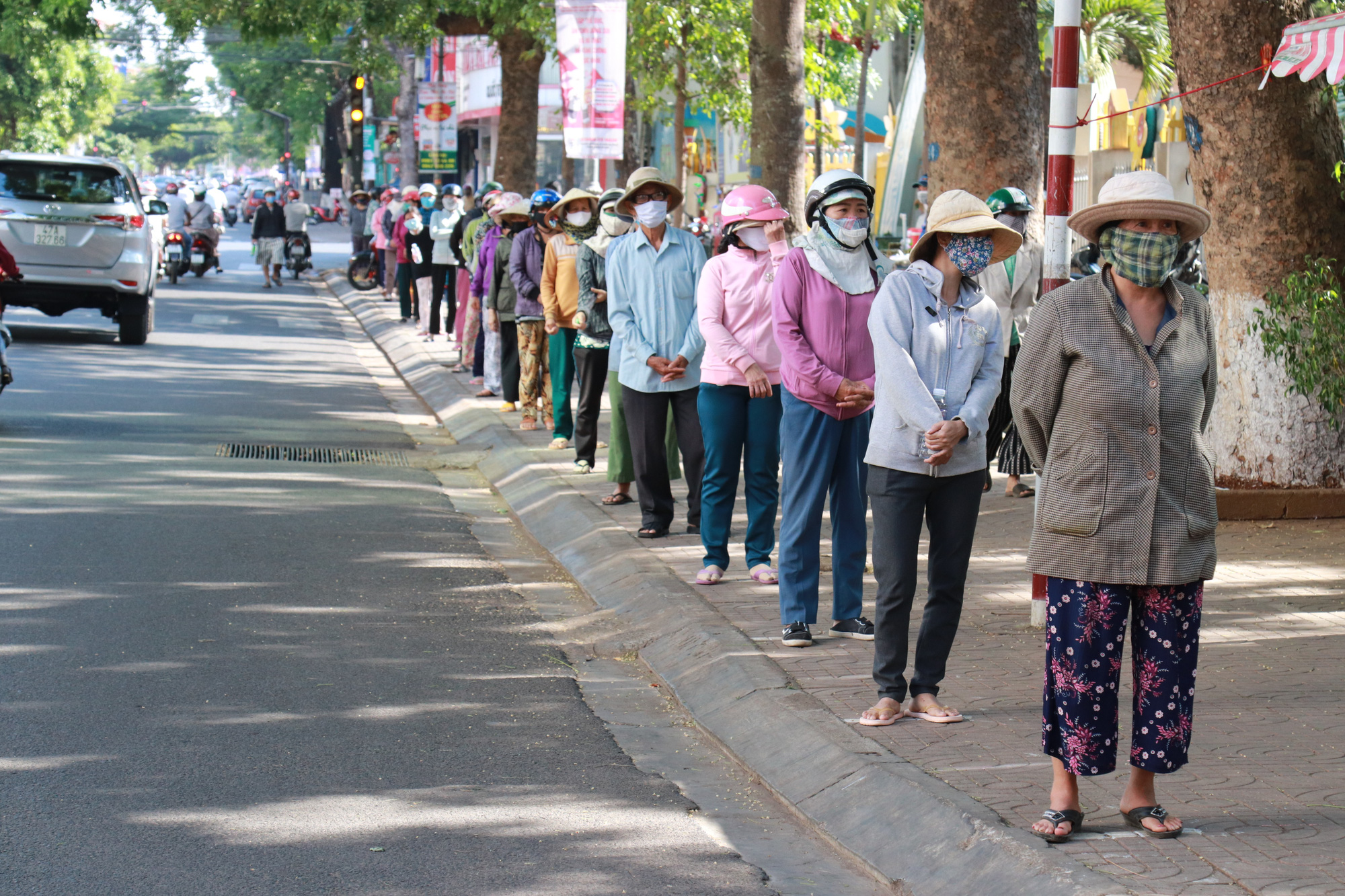 ATM gạo nay đã có thêm rau, trứng và mì - Ảnh 7.