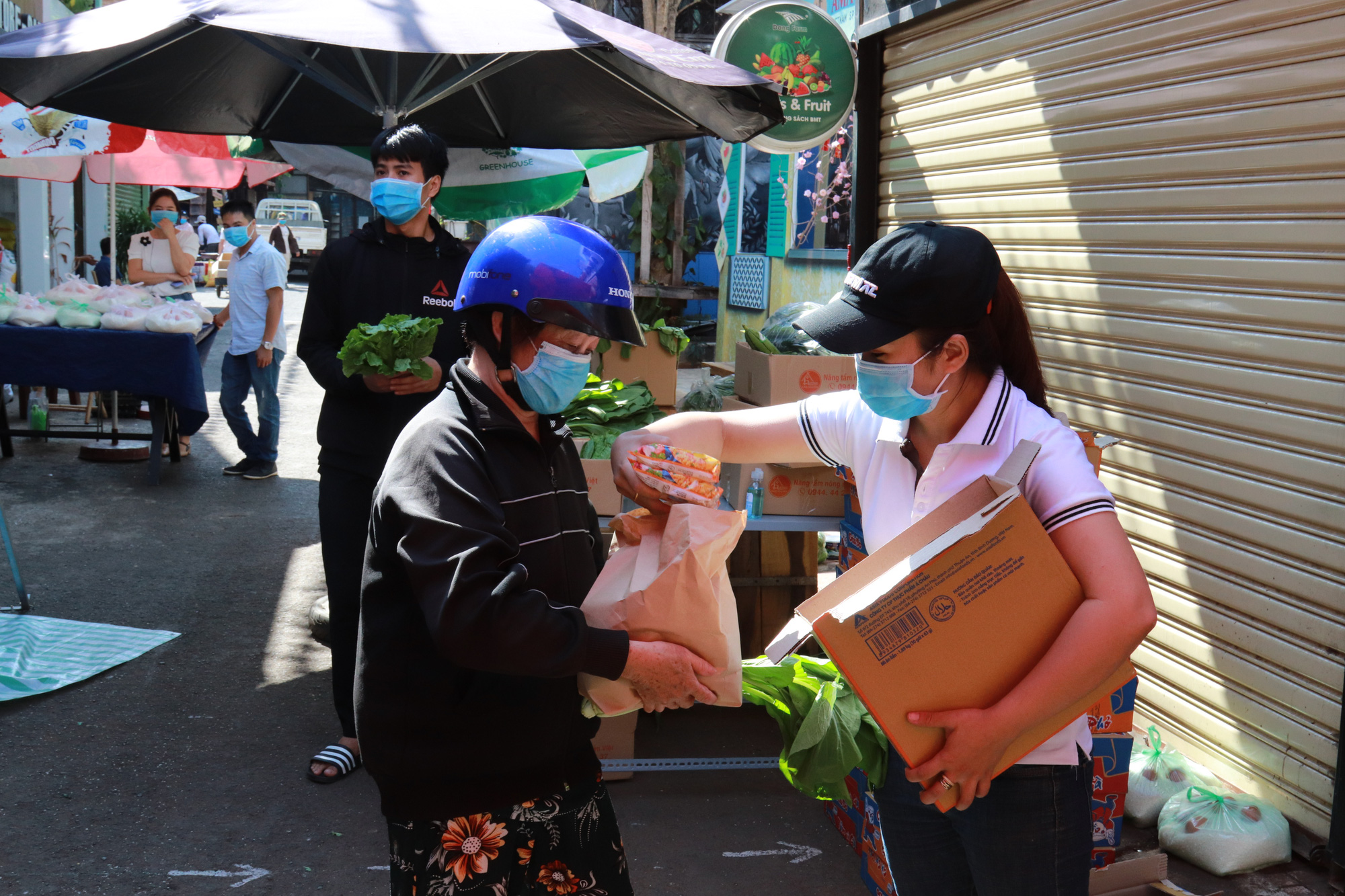 ATM gạo nay đã có thêm rau, trứng và mì - Ảnh 2.