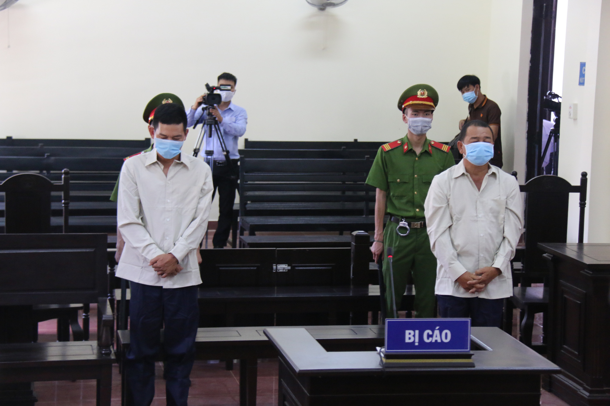 Xét xử 2 đối tượng xé biên bản, đánh cán bộ phòng chống Covid-19