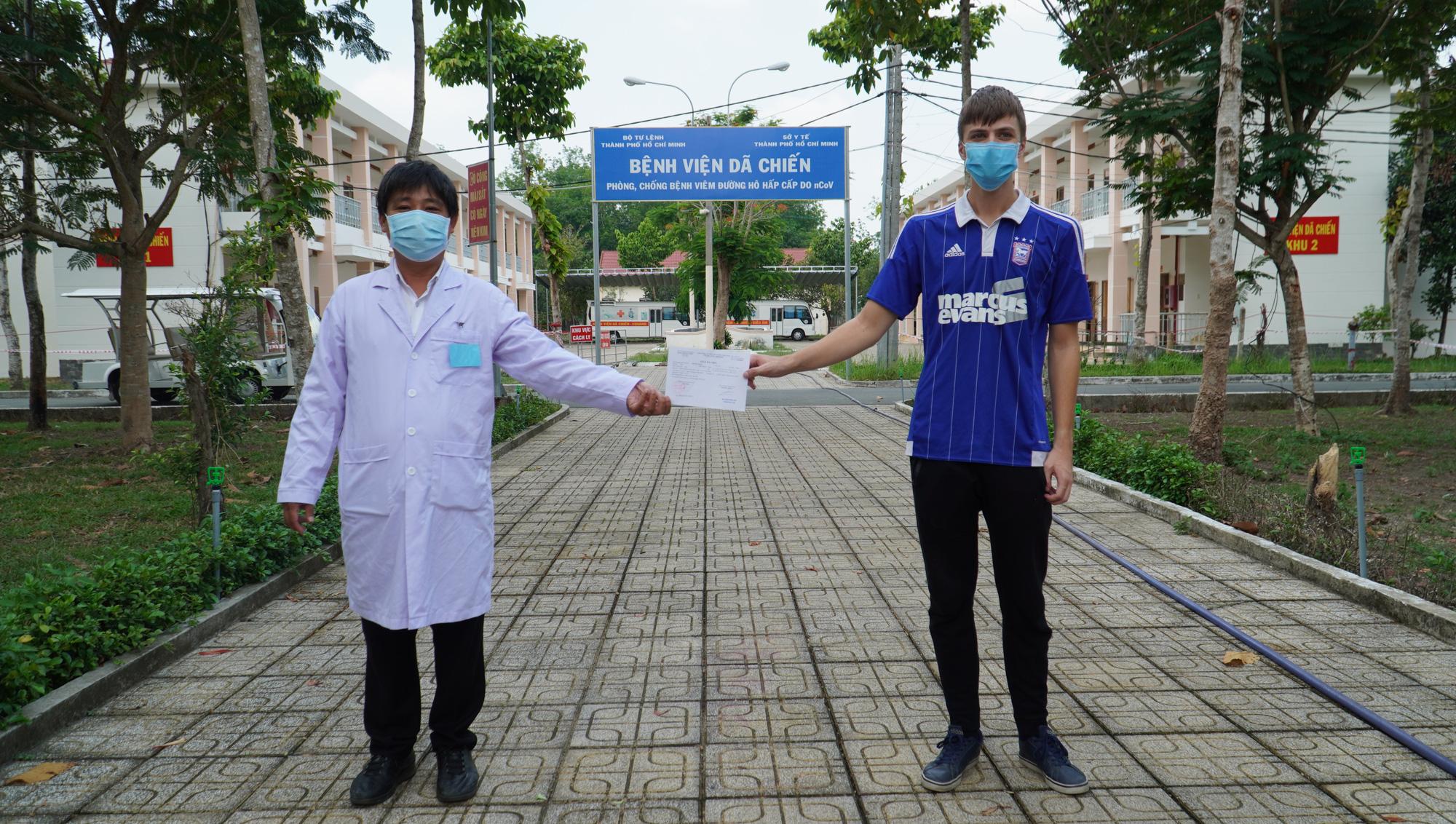 B&aacute;o Người Lao Động thăm, trao qu&agrave; Bệnh viện D&atilde; chiến Củ Chi - Ảnh 3.