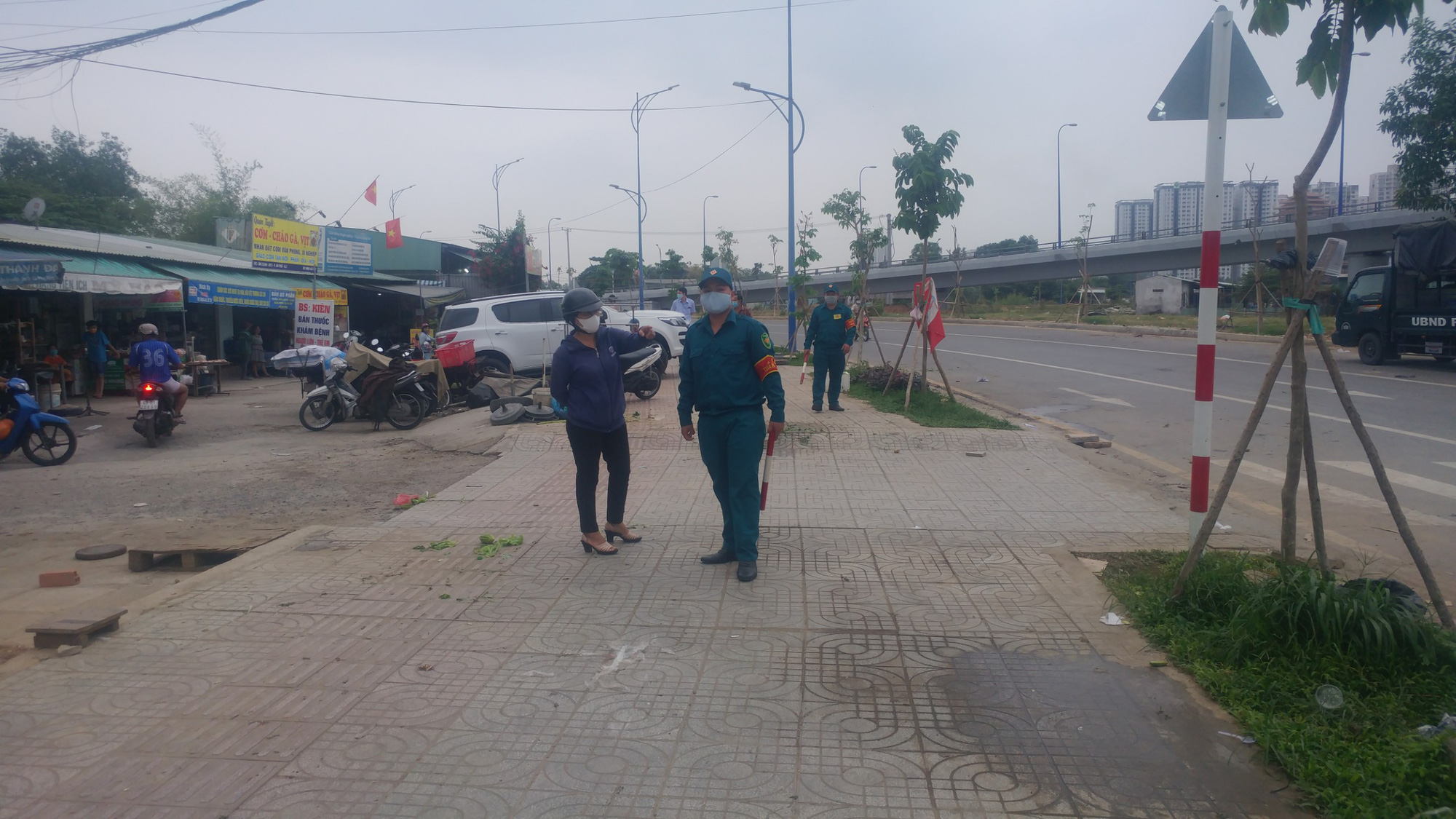 TP HCM: Hàng trăm người không đeo khẩu trang bị xử nghiêm