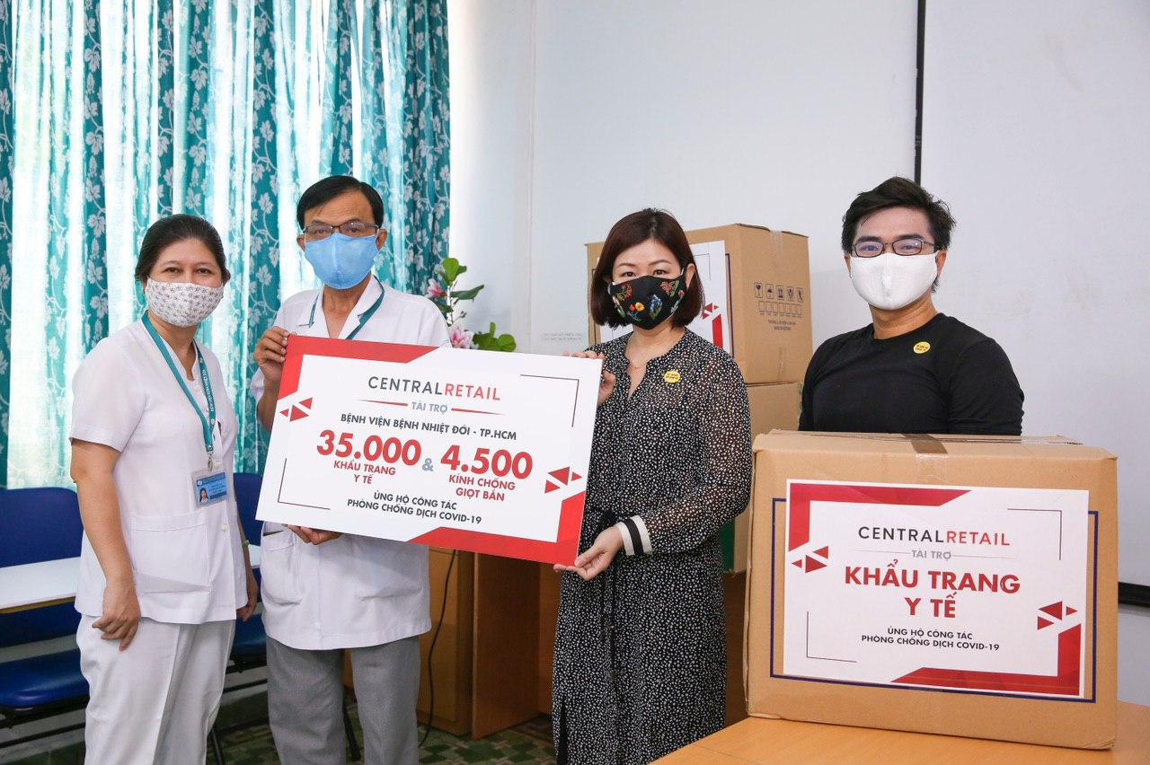 Central Group tặng 70.000 khẩu trang y tế v&agrave; 9.000 k&iacute;nh chống giọt bắn cho bệnh viện - Ảnh 1.