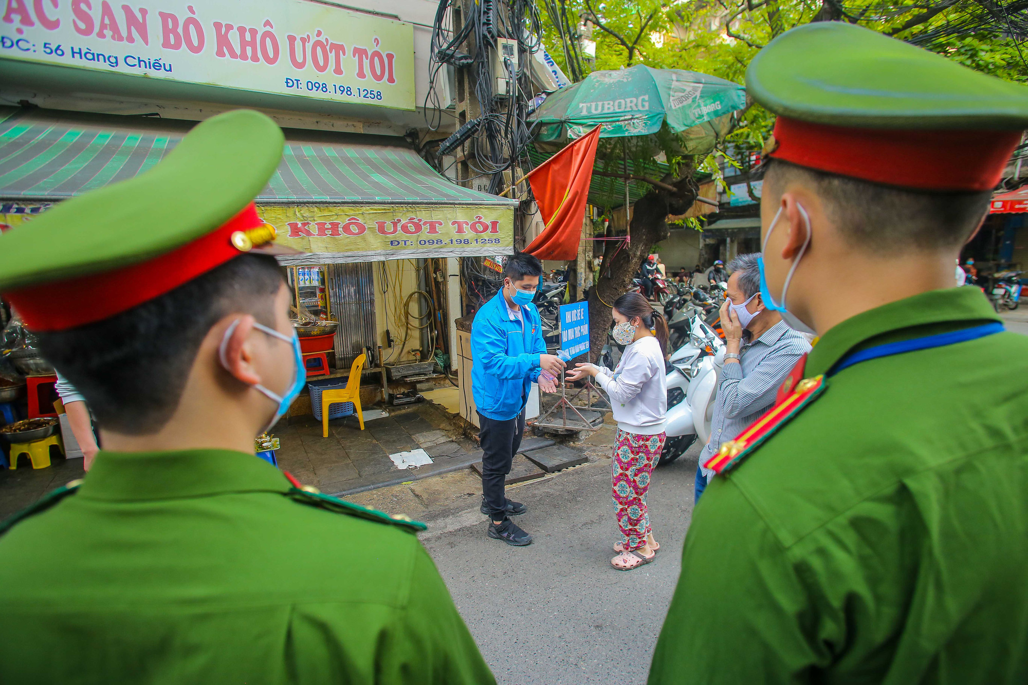 CLIP: Độc đ&aacute;o khu chợ c&aacute;ch nhau 2 m, với người trao tiền v&agrave; nhận h&agrave;ng - Ảnh 3.